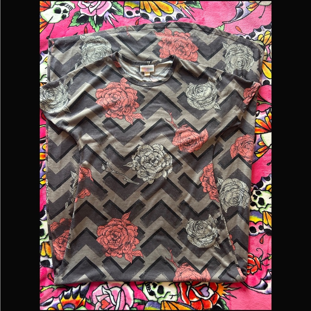Floral Chevron Short-Sleeve Dress — Gray with Coral & Cream Roses